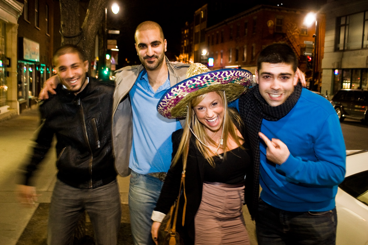 Virée sur la Main un vendredi soir: ambulance, amoureux et fille pieds nus