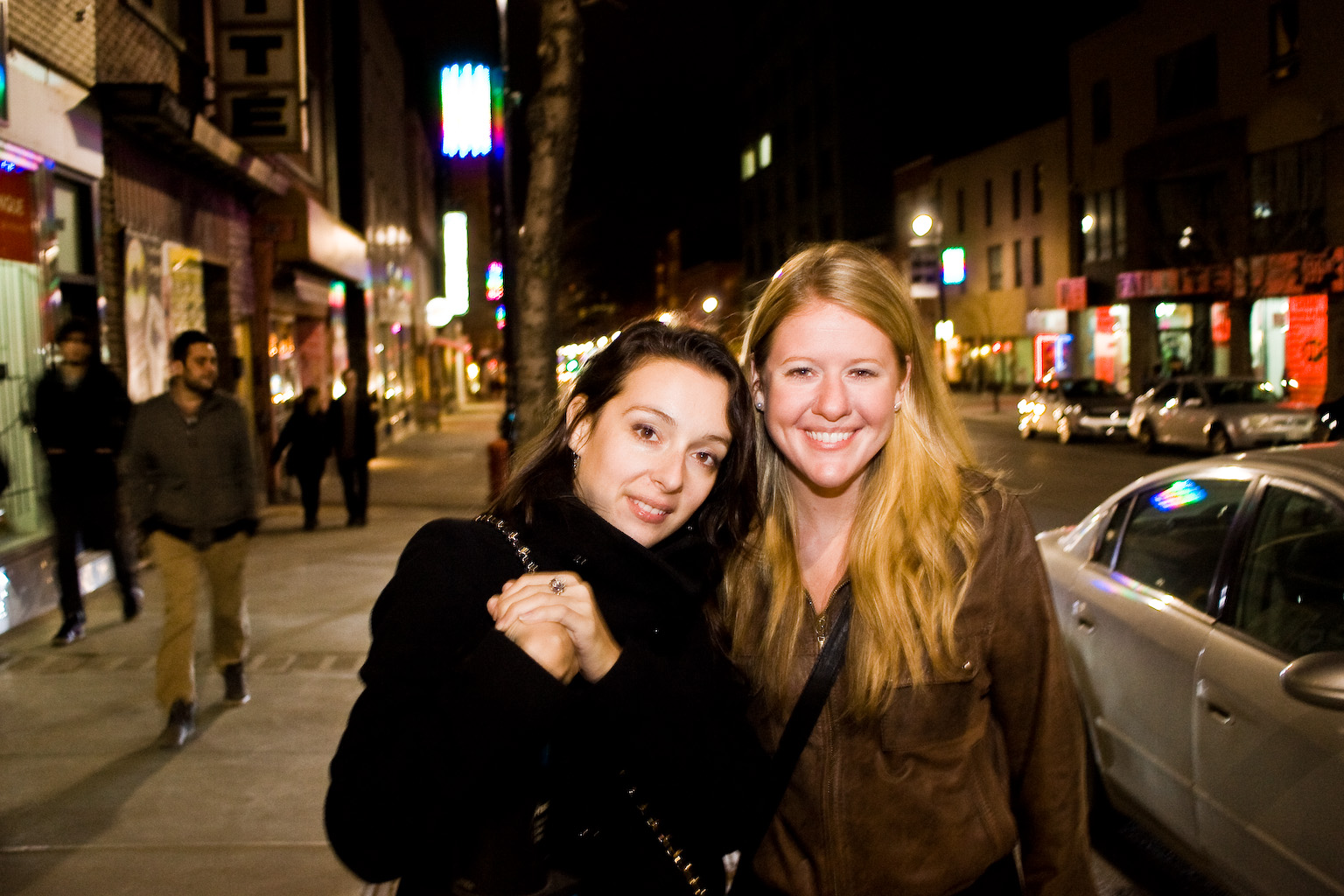 Virée sur la Main un vendredi soir: ambulance, amoureux et fille pieds nus