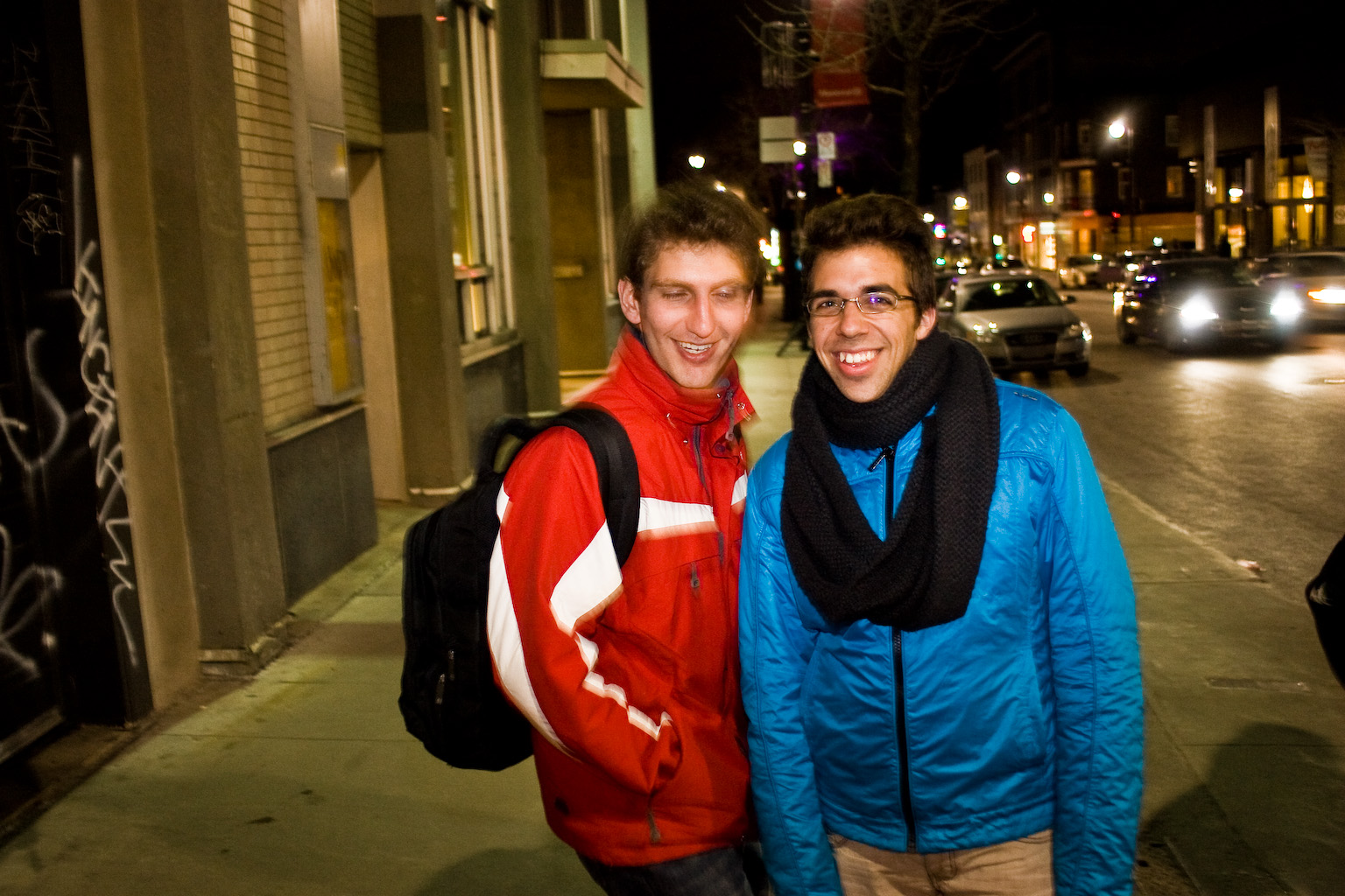 Virée sur la Main un vendredi soir: ambulance, amoureux et fille pieds nus