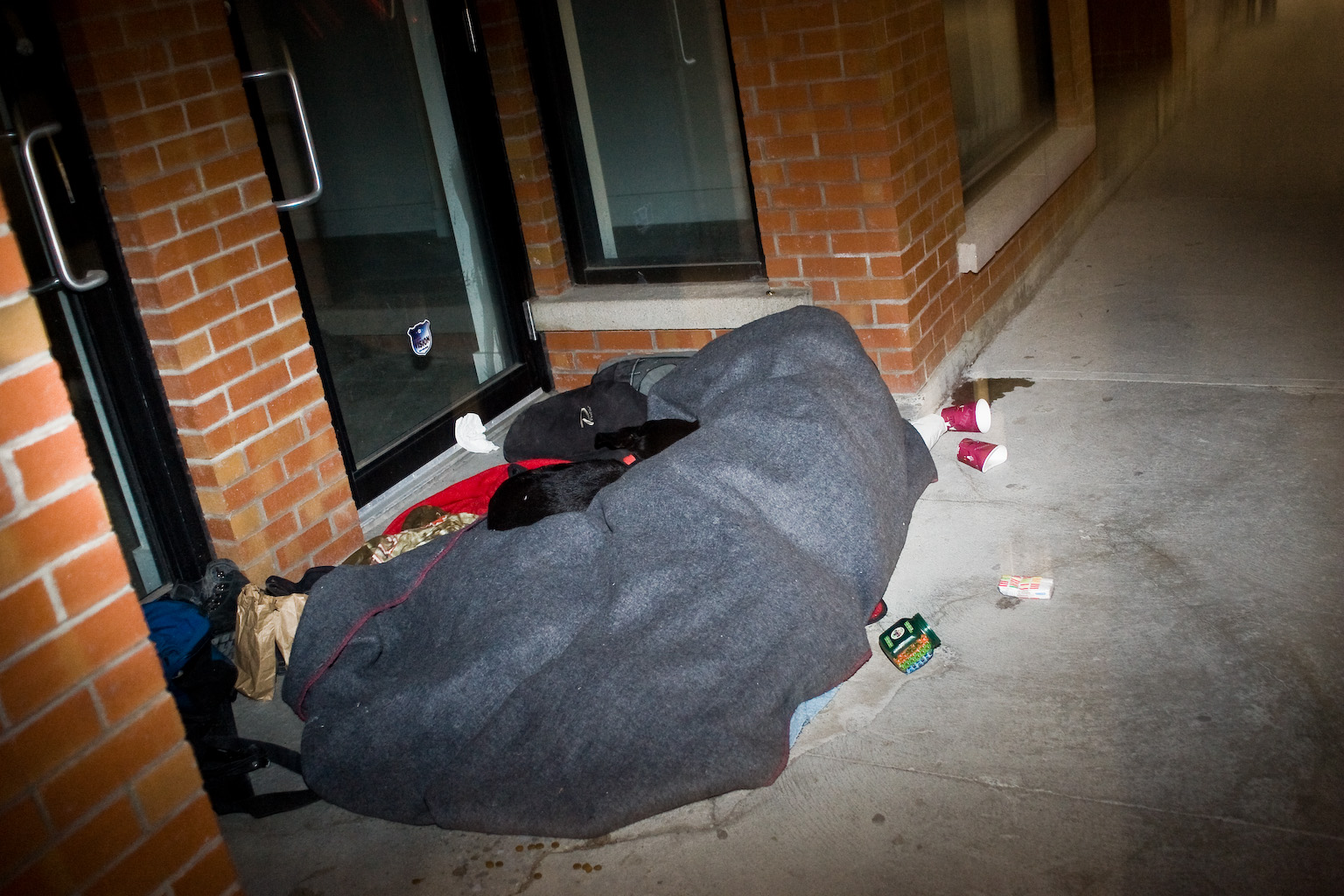 Virée sur la Main un vendredi soir: ambulance, amoureux et fille pieds nus