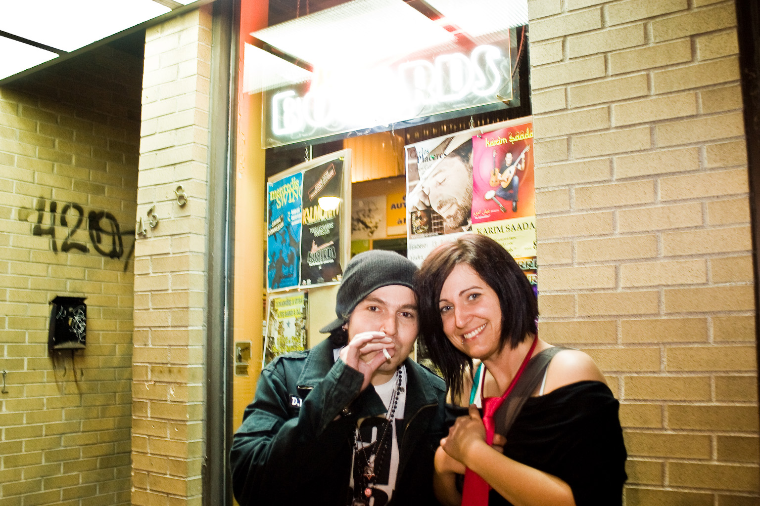 Virée sur la Main un vendredi soir: ambulance, amoureux et fille pieds nus