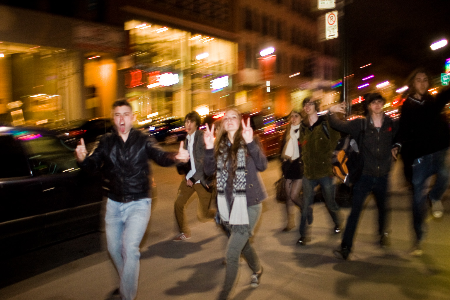 Virée sur la Main un vendredi soir: ambulance, amoureux et fille pieds nus