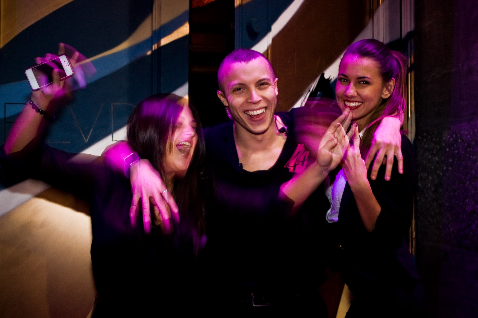 Virée sur la Main un vendredi soir: ambulance, amoureux et fille pieds nus