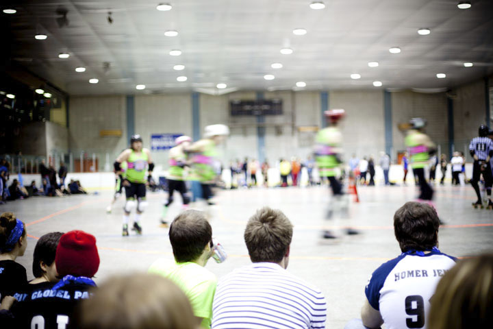 Au roller derby, on aime beaaaauuucoup la Pabst et les coups de coude
