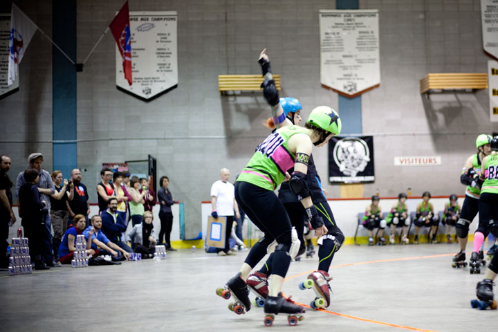 Au roller derby, on aime beaaaauuucoup la Pabst et les coups de coude