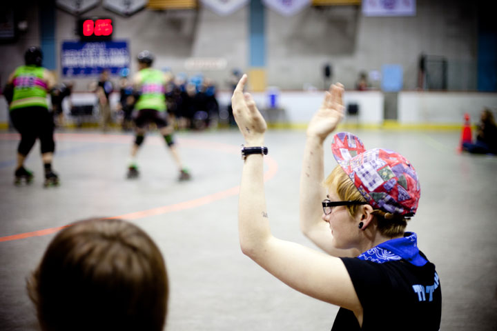 Au roller derby, on aime beaaaauuucoup la Pabst et les coups de coude