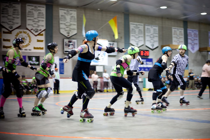 Au roller derby, on aime beaaaauuucoup la Pabst et les coups de coude