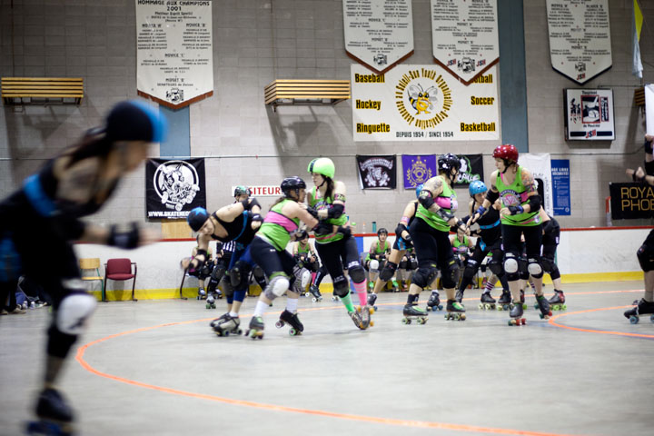 Au roller derby, on aime beaaaauuucoup la Pabst et les coups de coude