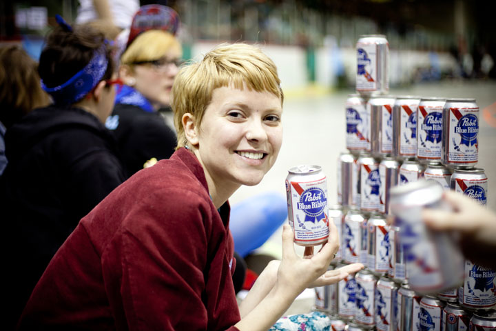 Au roller derby, on aime beaaaauuucoup la Pabst et les coups de coude