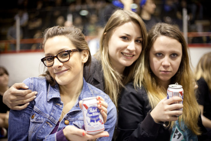Au roller derby, on aime beaaaauuucoup la Pabst et les coups de coude