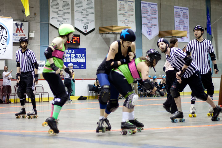 Au roller derby, on aime beaaaauuucoup la Pabst et les coups de coude