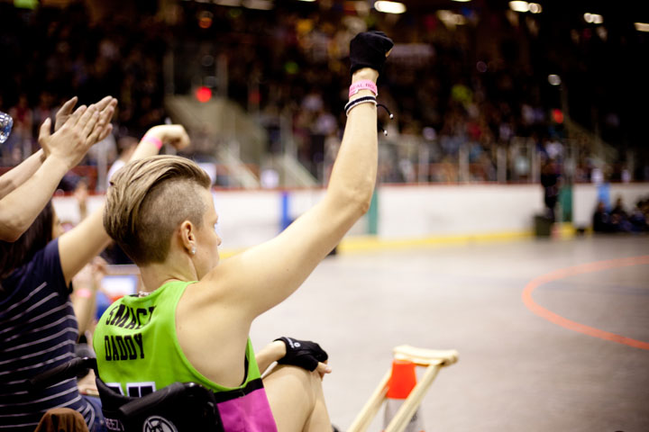 Au roller derby, on aime beaaaauuucoup la Pabst et les coups de coude