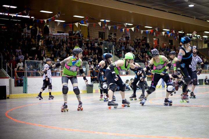 Au roller derby, on aime beaaaauuucoup la Pabst et les coups de coude