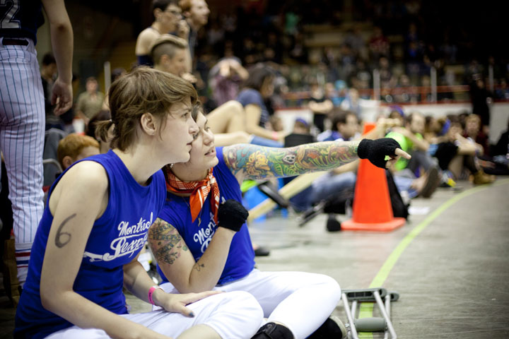 Au roller derby, on aime beaaaauuucoup la Pabst et les coups de coude