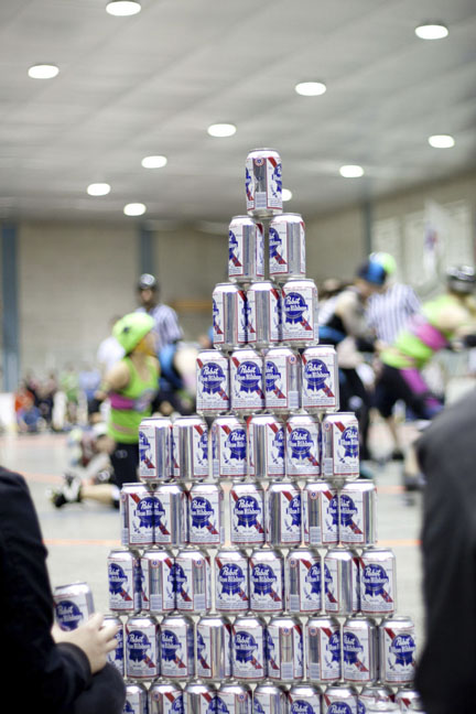 Au roller derby, on aime beaaaauuucoup la Pabst et les coups de coude