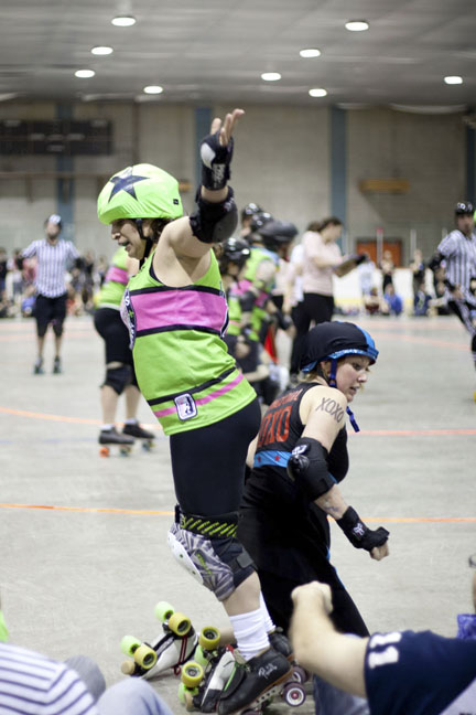 Au roller derby, on aime beaaaauuucoup la Pabst et les coups de coude