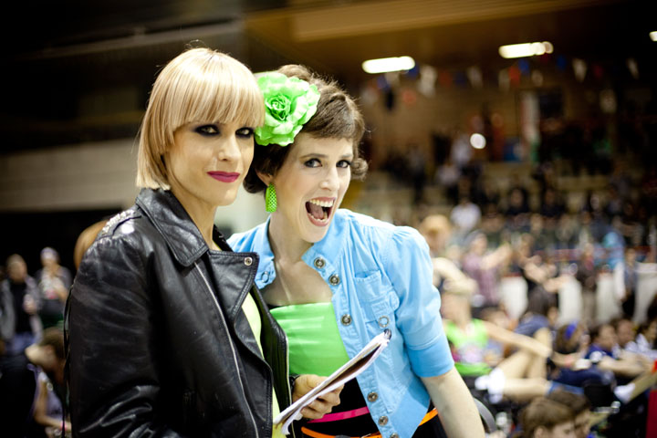 Au roller derby, on aime beaaaauuucoup la Pabst et les coups de coude