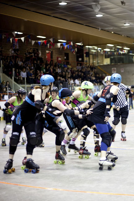 Au roller derby, on aime beaaaauuucoup la Pabst et les coups de coude