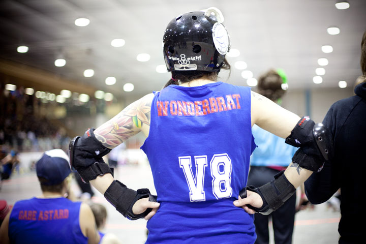 Au roller derby, on aime beaaaauuucoup la Pabst et les coups de coude