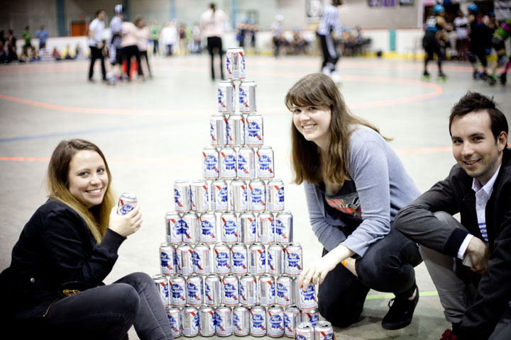 Au roller derby, on aime beaaaauuucoup la Pabst et les coups de coude