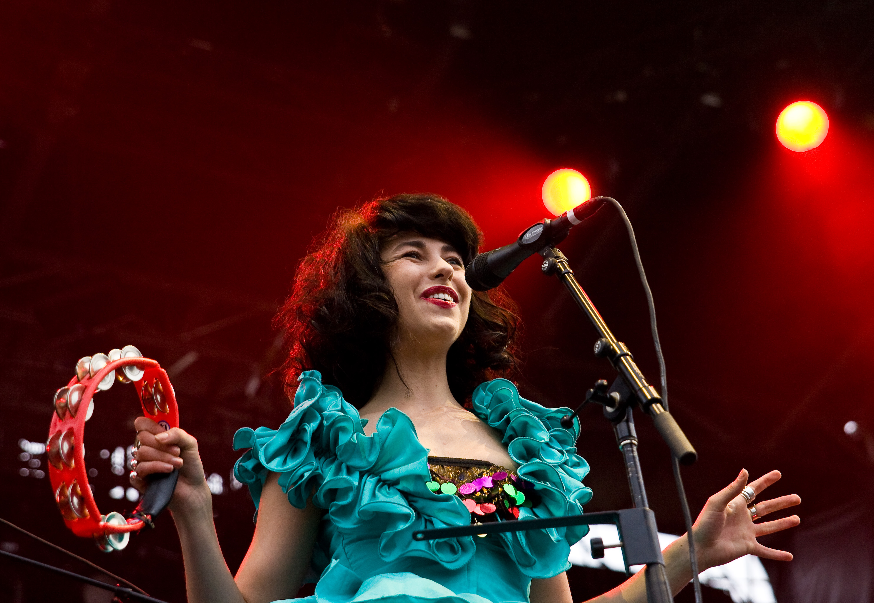 Autant de parapluies que d'énergie au spectacle de Foster the People au Canal Lachine