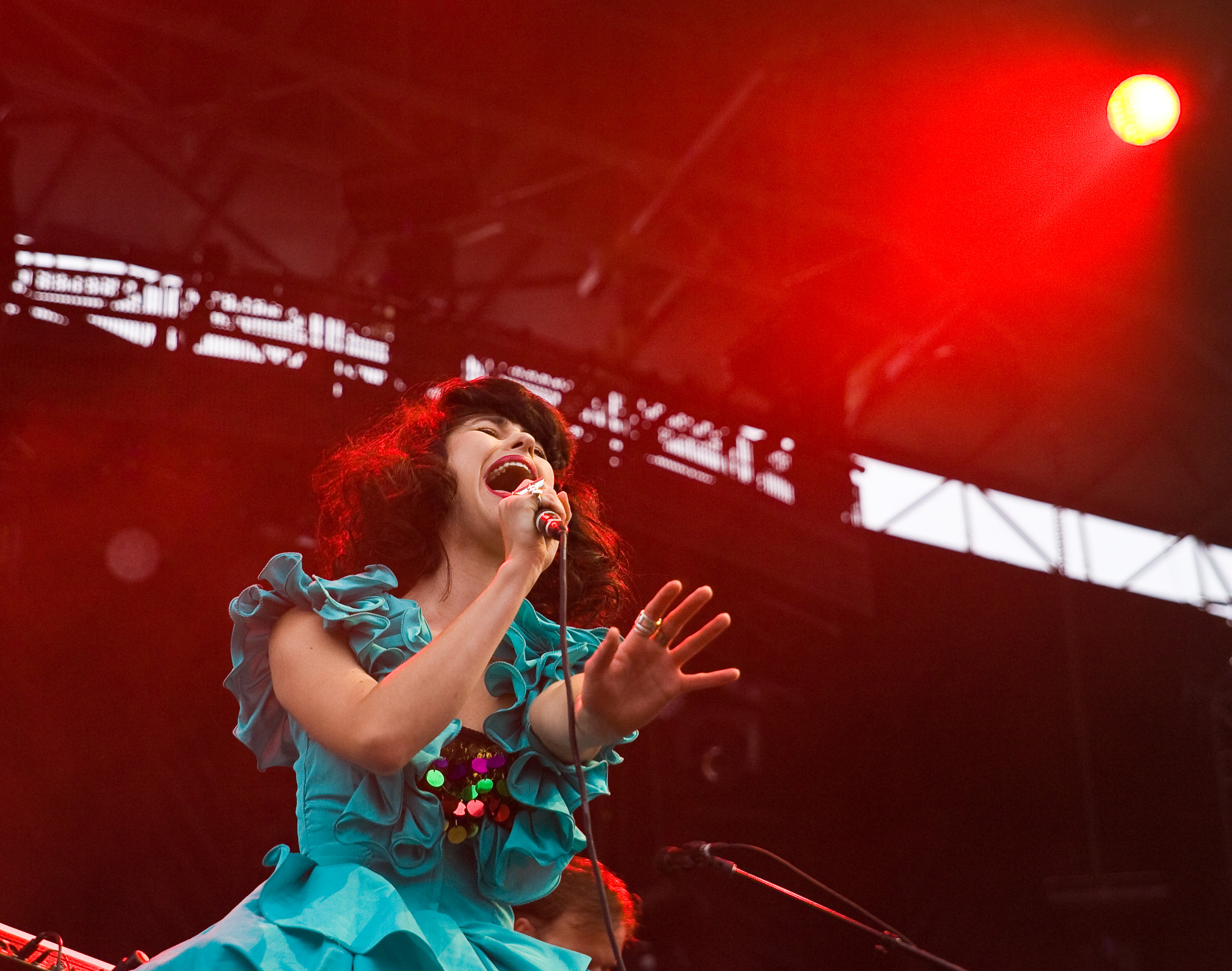 Autant de parapluies que d'énergie au spectacle de Foster the People au Canal Lachine