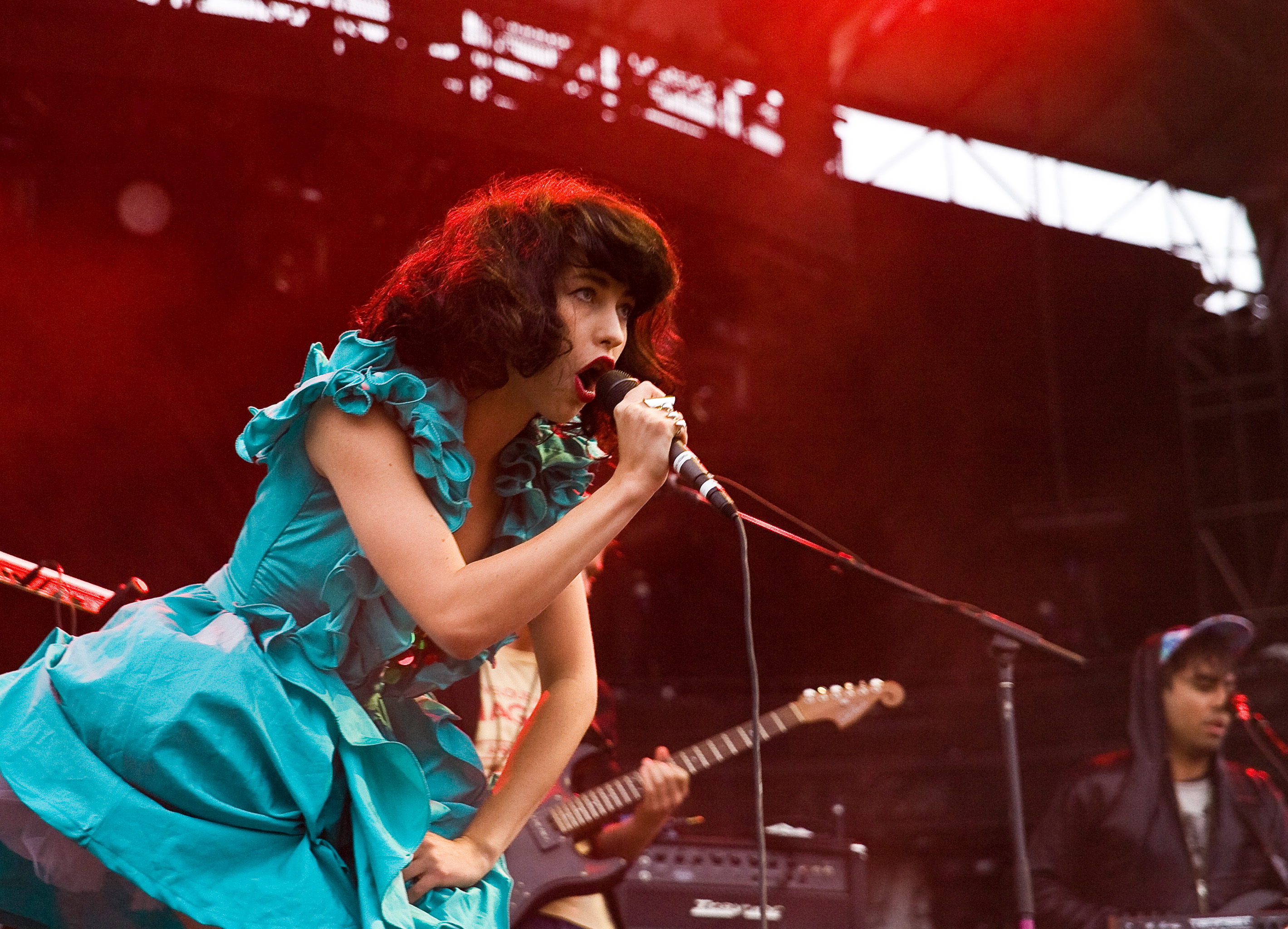 Autant de parapluies que d'énergie au spectacle de Foster the People au Canal Lachine