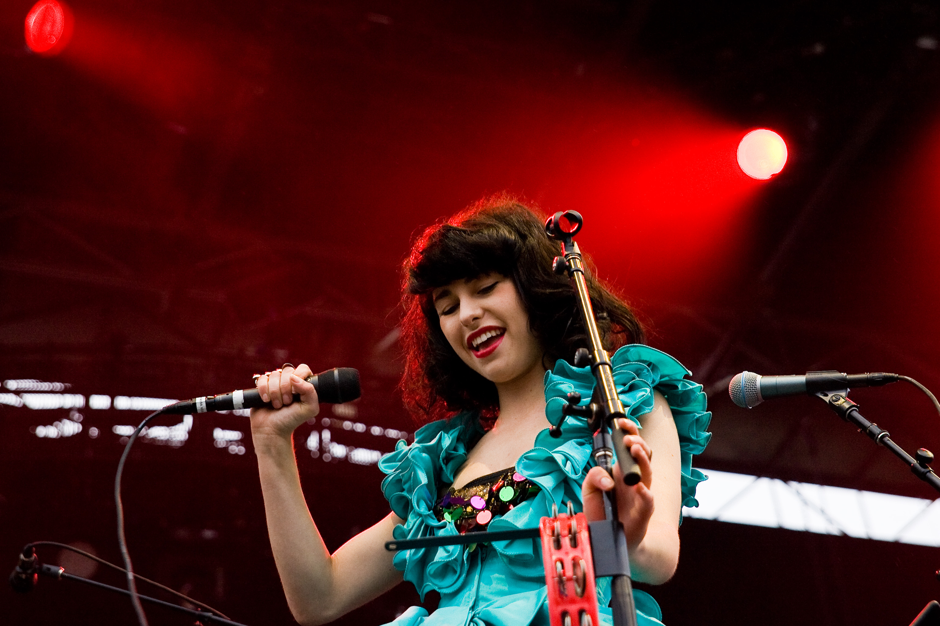 Autant de parapluies que d'énergie au spectacle de Foster the People au Canal Lachine