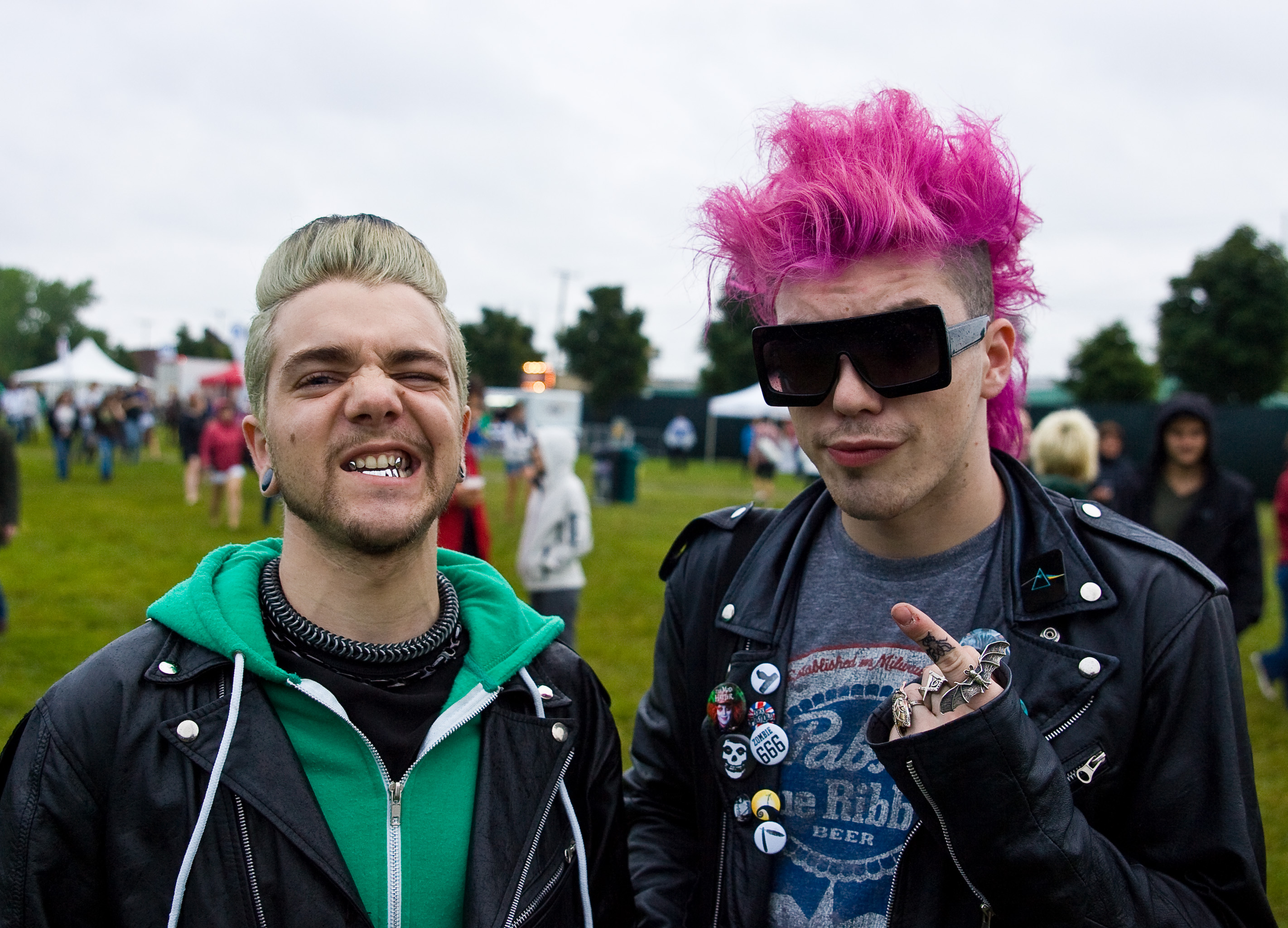 Autant de parapluies que d'énergie au spectacle de Foster the People au Canal Lachine
