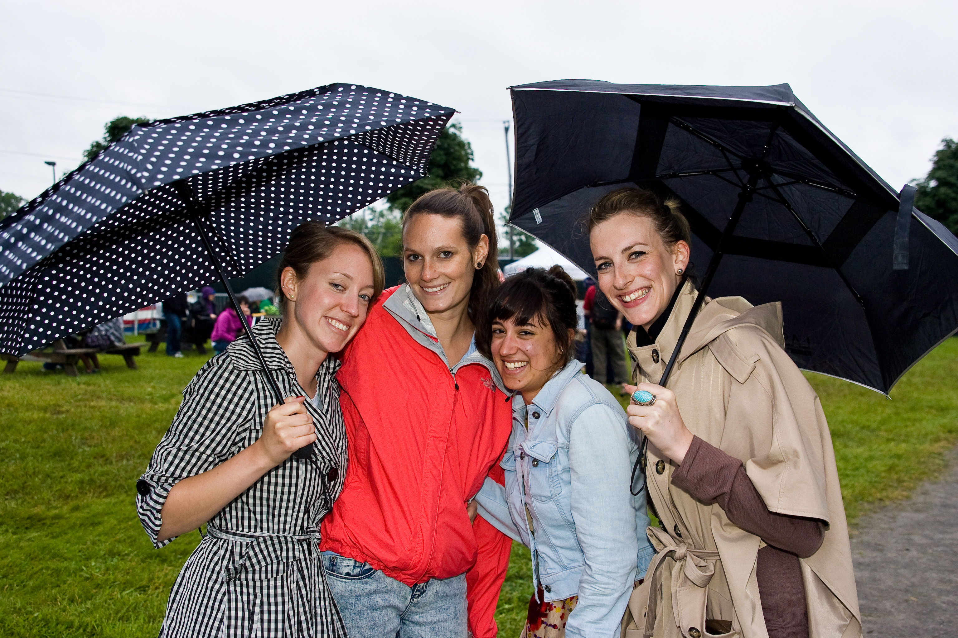 Autant de parapluies que d'énergie au spectacle de Foster the People au Canal Lachine