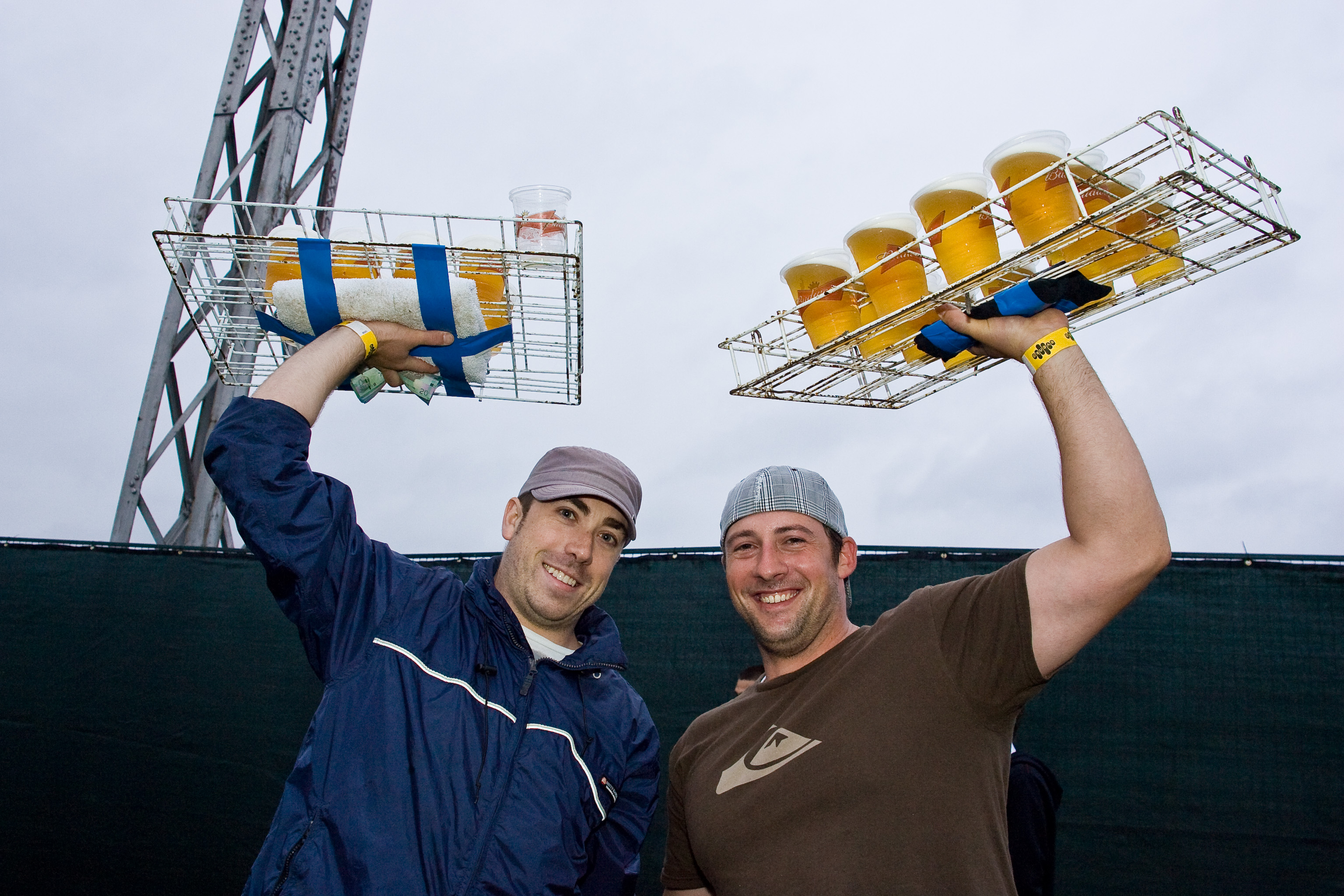 Autant de parapluies que d'énergie au spectacle de Foster the People au Canal Lachine