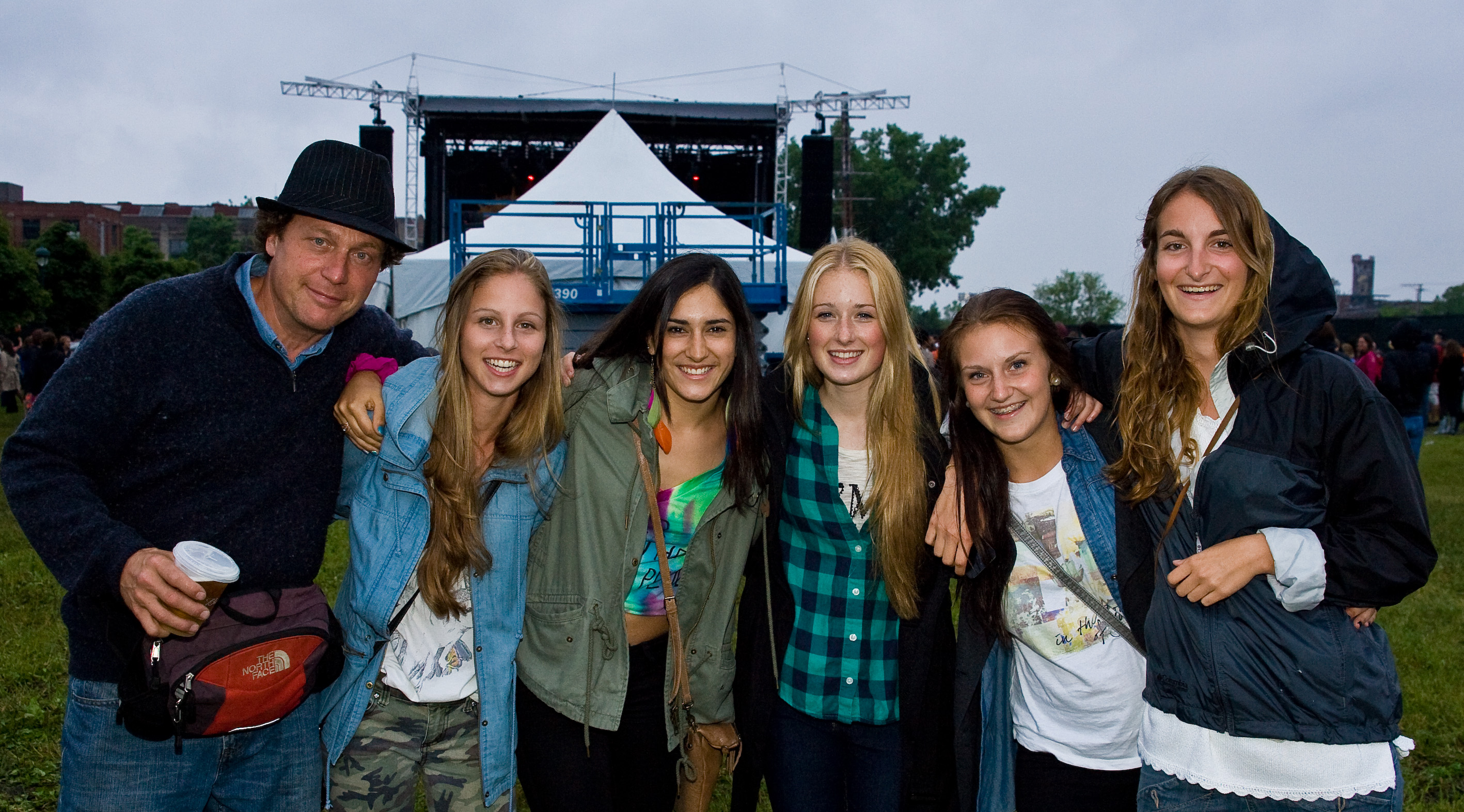 Autant de parapluies que d'énergie au spectacle de Foster the People au Canal Lachine