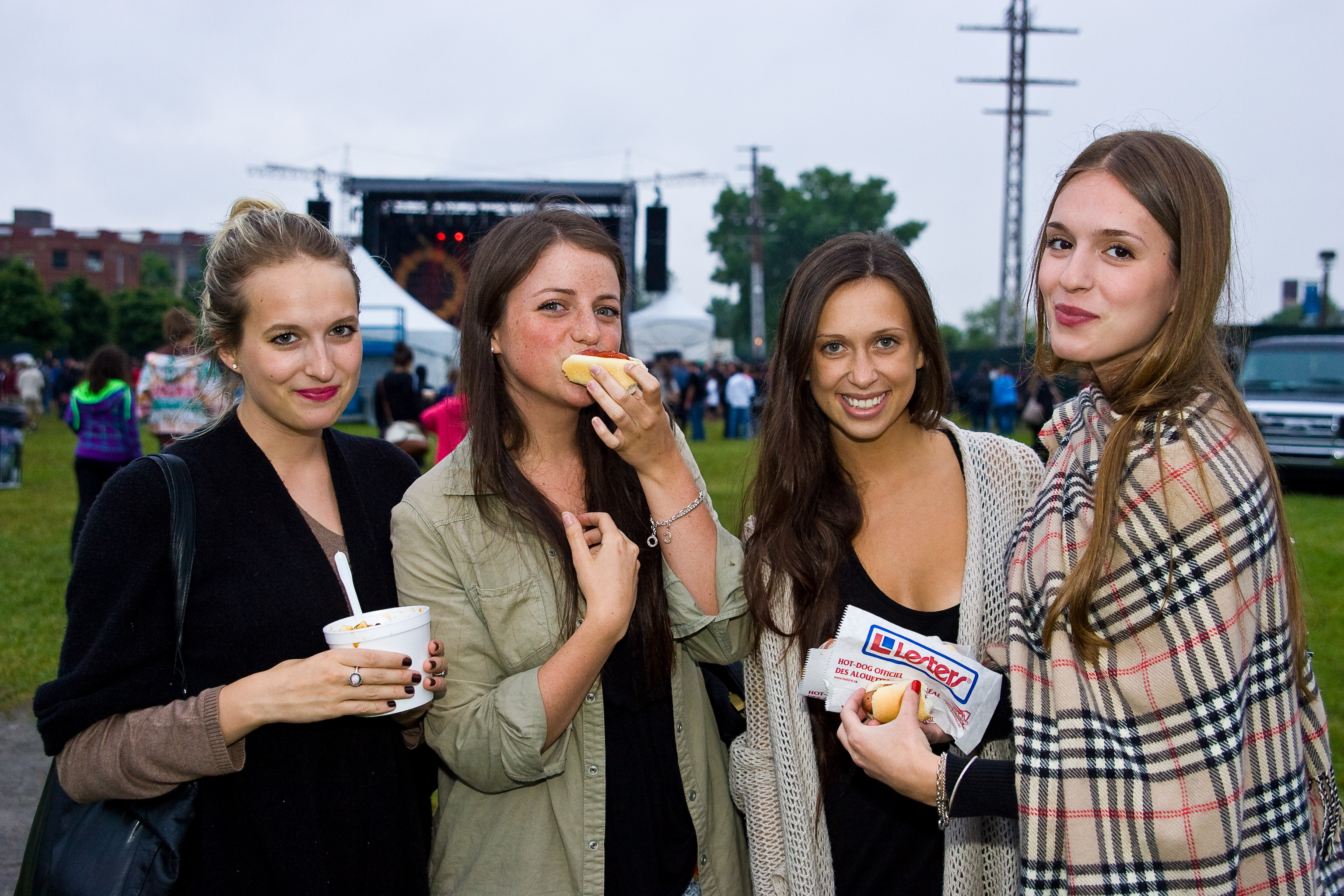 Autant de parapluies que d'énergie au spectacle de Foster the People au Canal Lachine