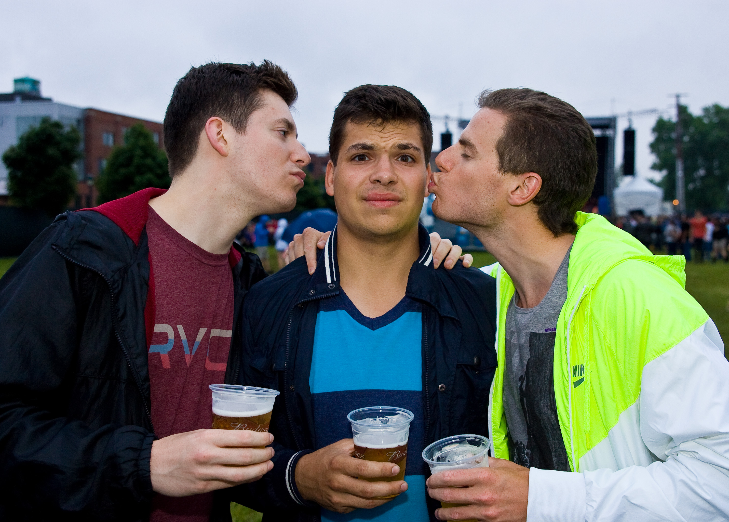 Autant de parapluies que d'énergie au spectacle de Foster the People au Canal Lachine