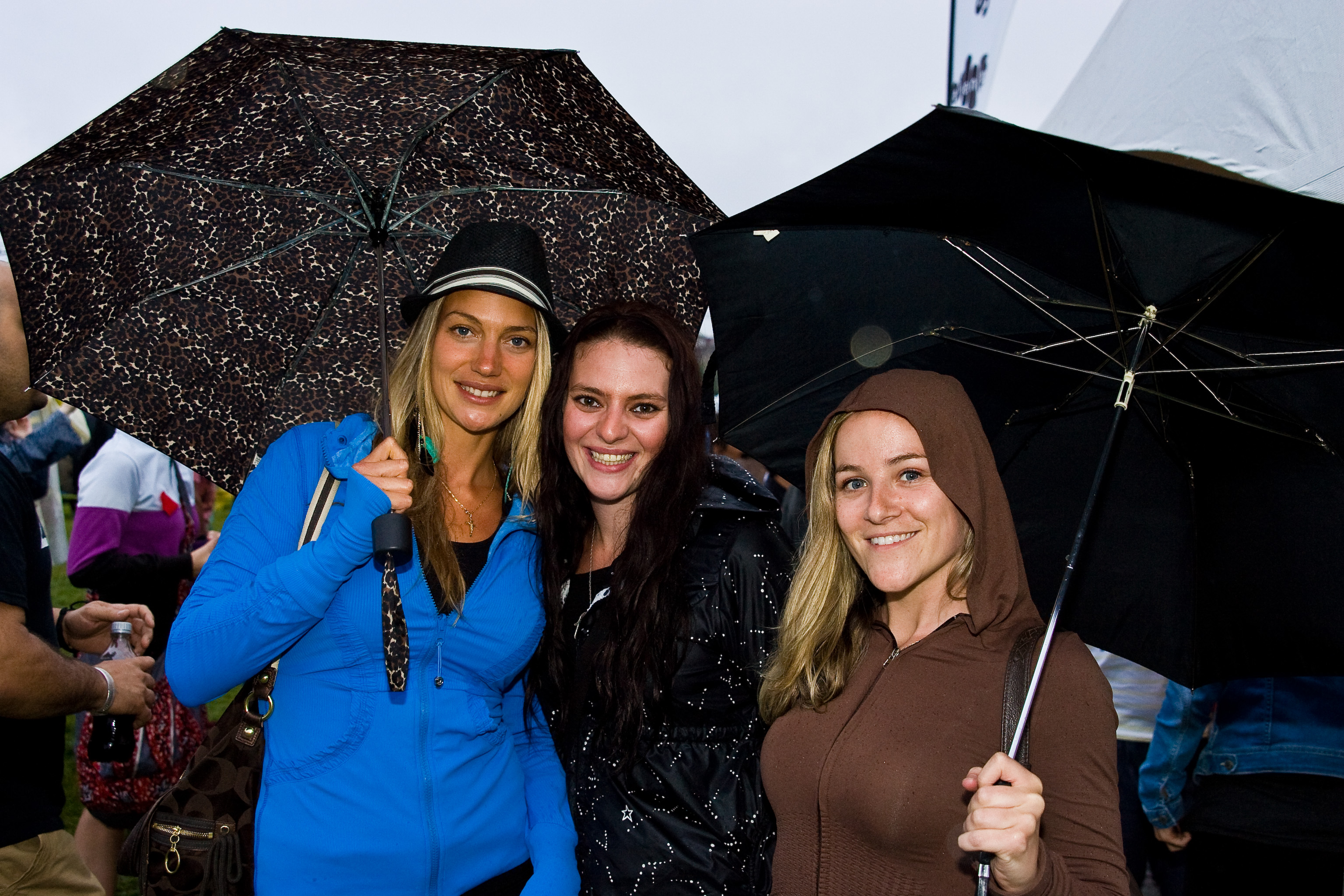 Autant de parapluies que d'énergie au spectacle de Foster the People au Canal Lachine