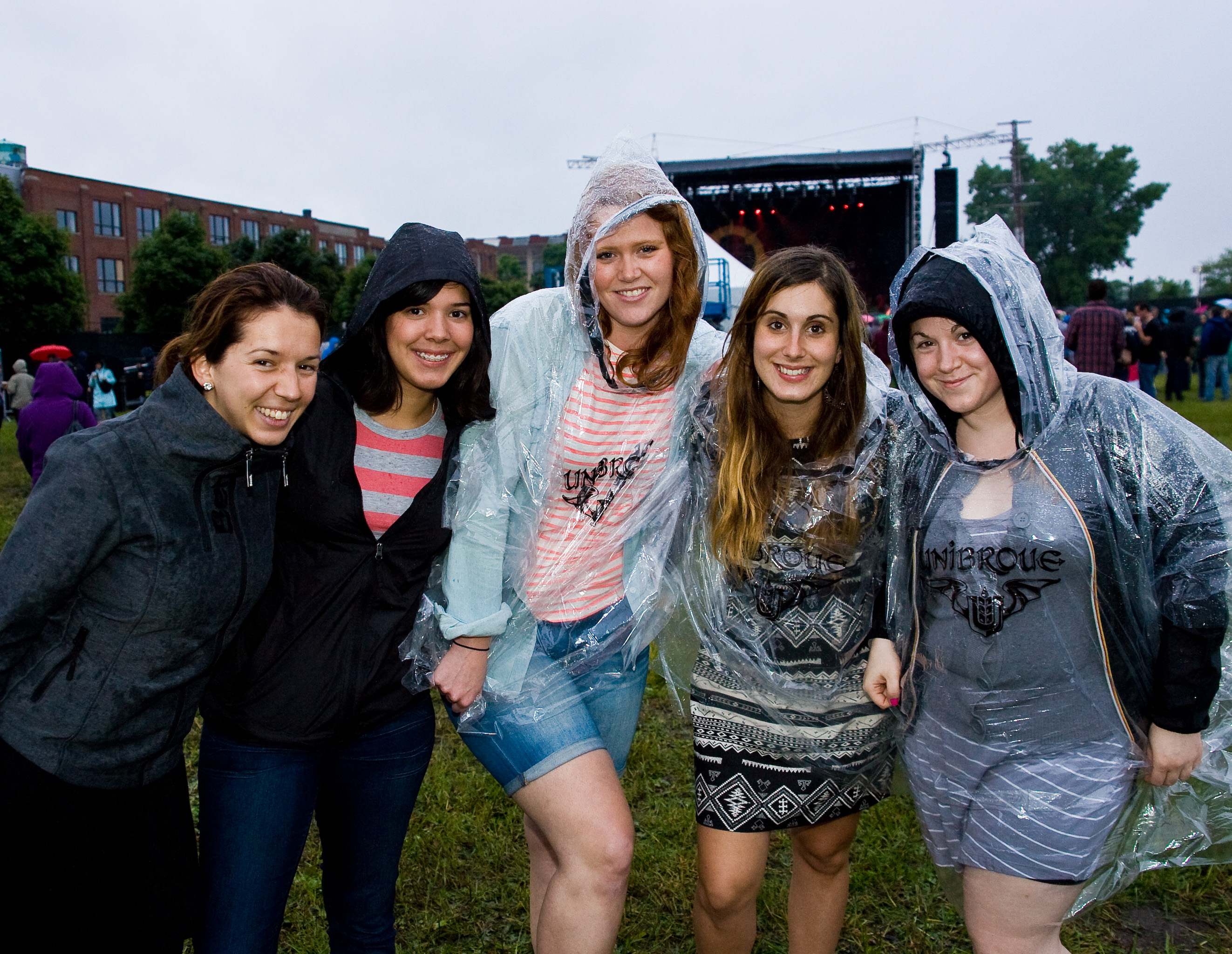 Autant de parapluies que d'énergie au spectacle de Foster the People au Canal Lachine