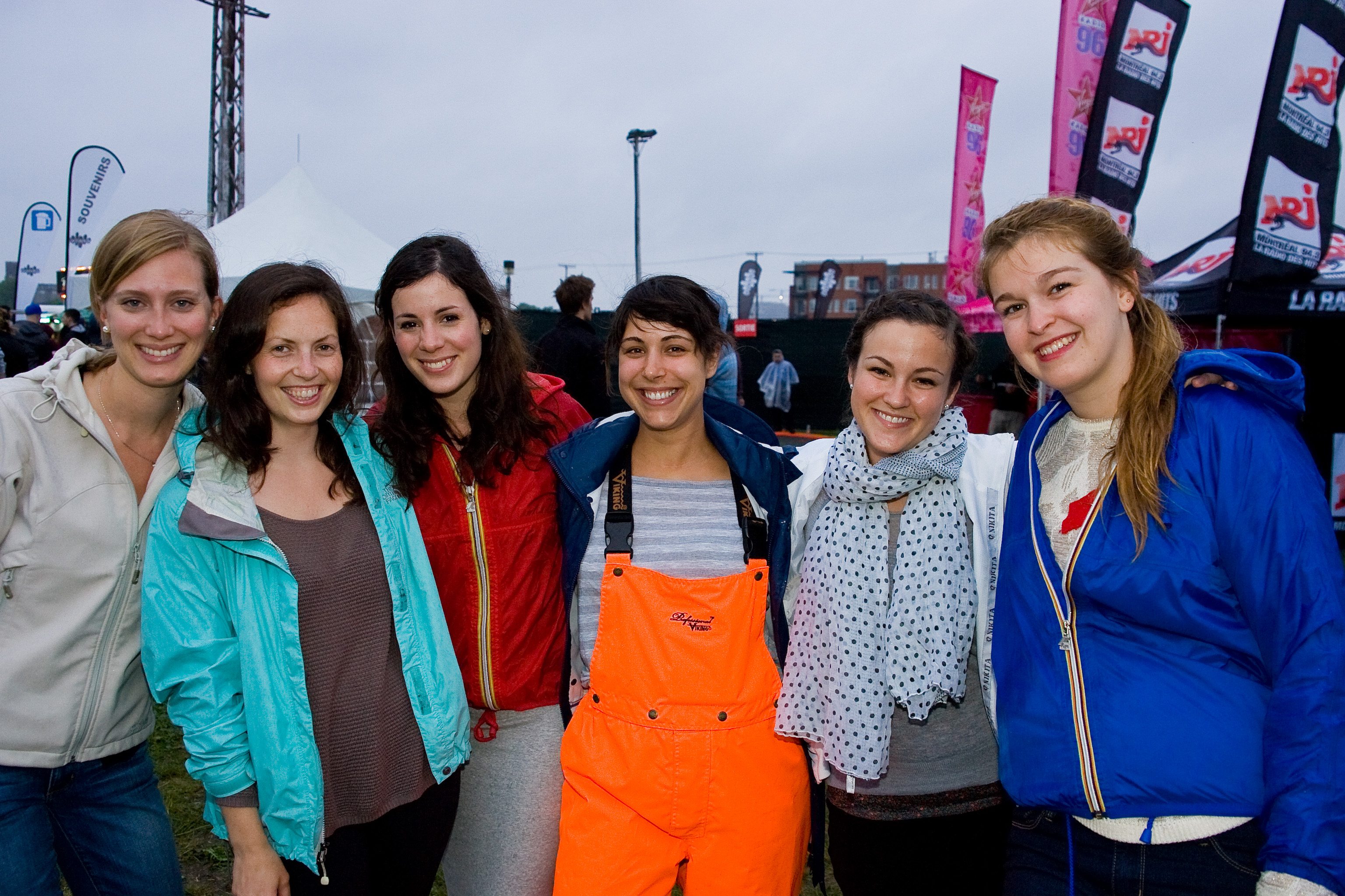 Autant de parapluies que d'énergie au spectacle de Foster the People au Canal Lachine
