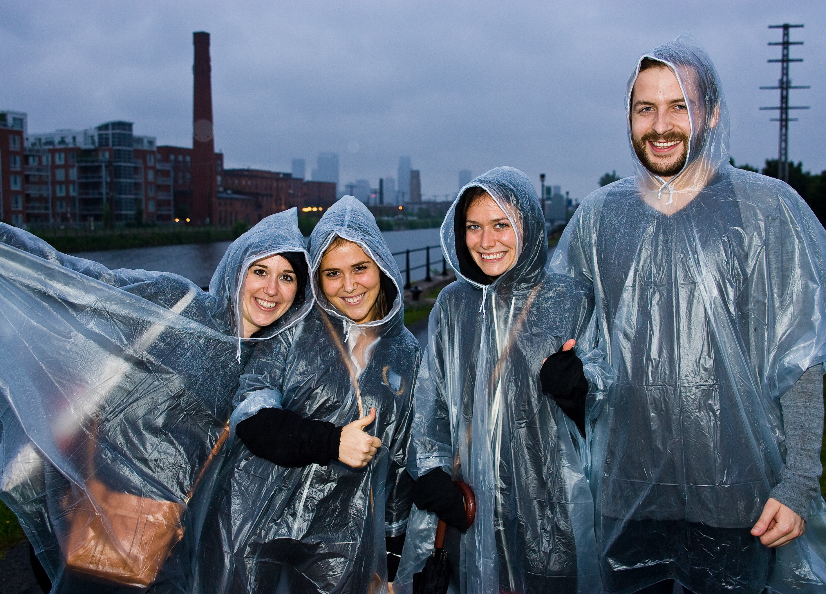 Autant de parapluies que d'énergie au spectacle de Foster the People au Canal Lachine
