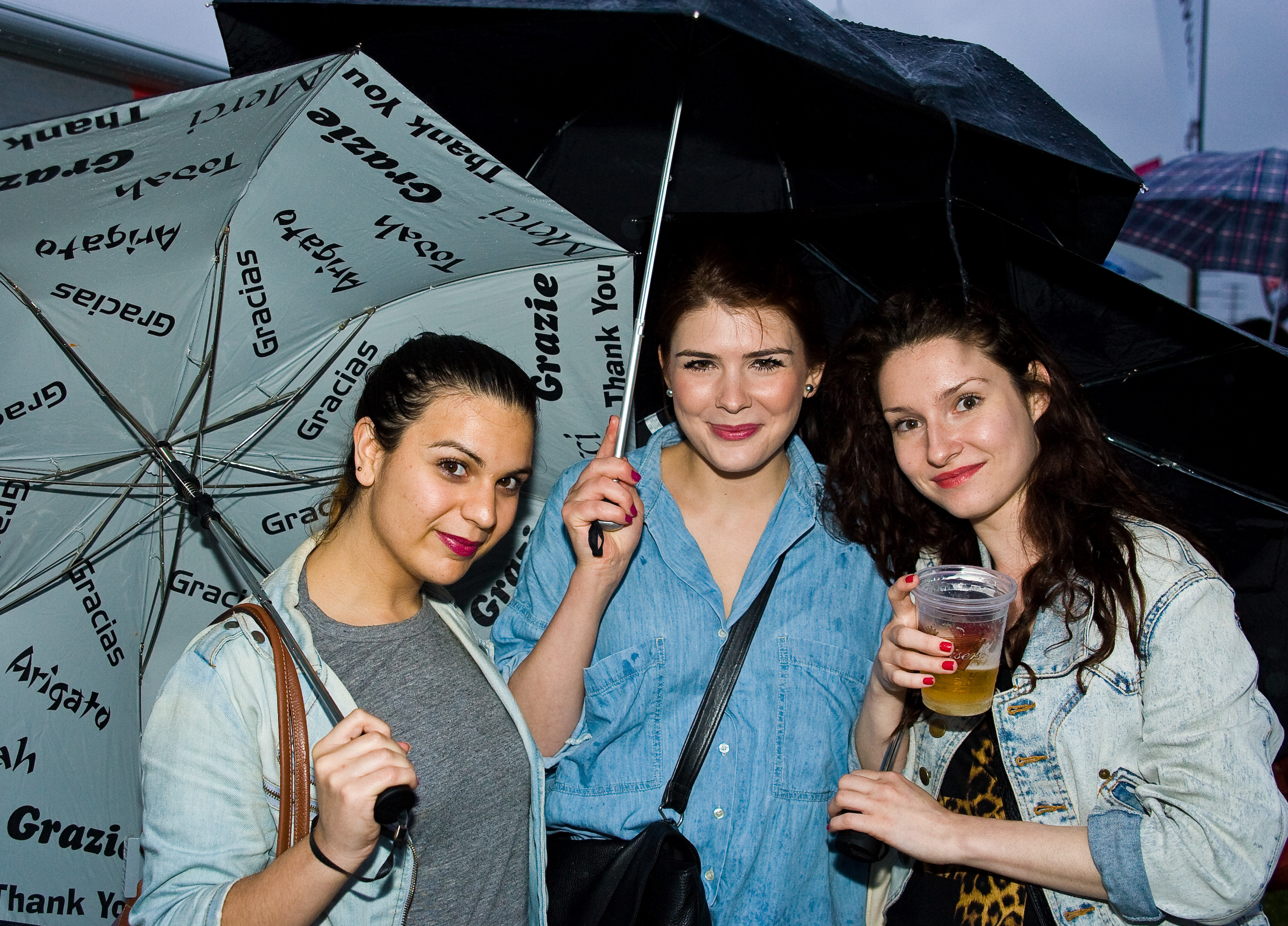 Autant de parapluies que d'énergie au spectacle de Foster the People au Canal Lachine