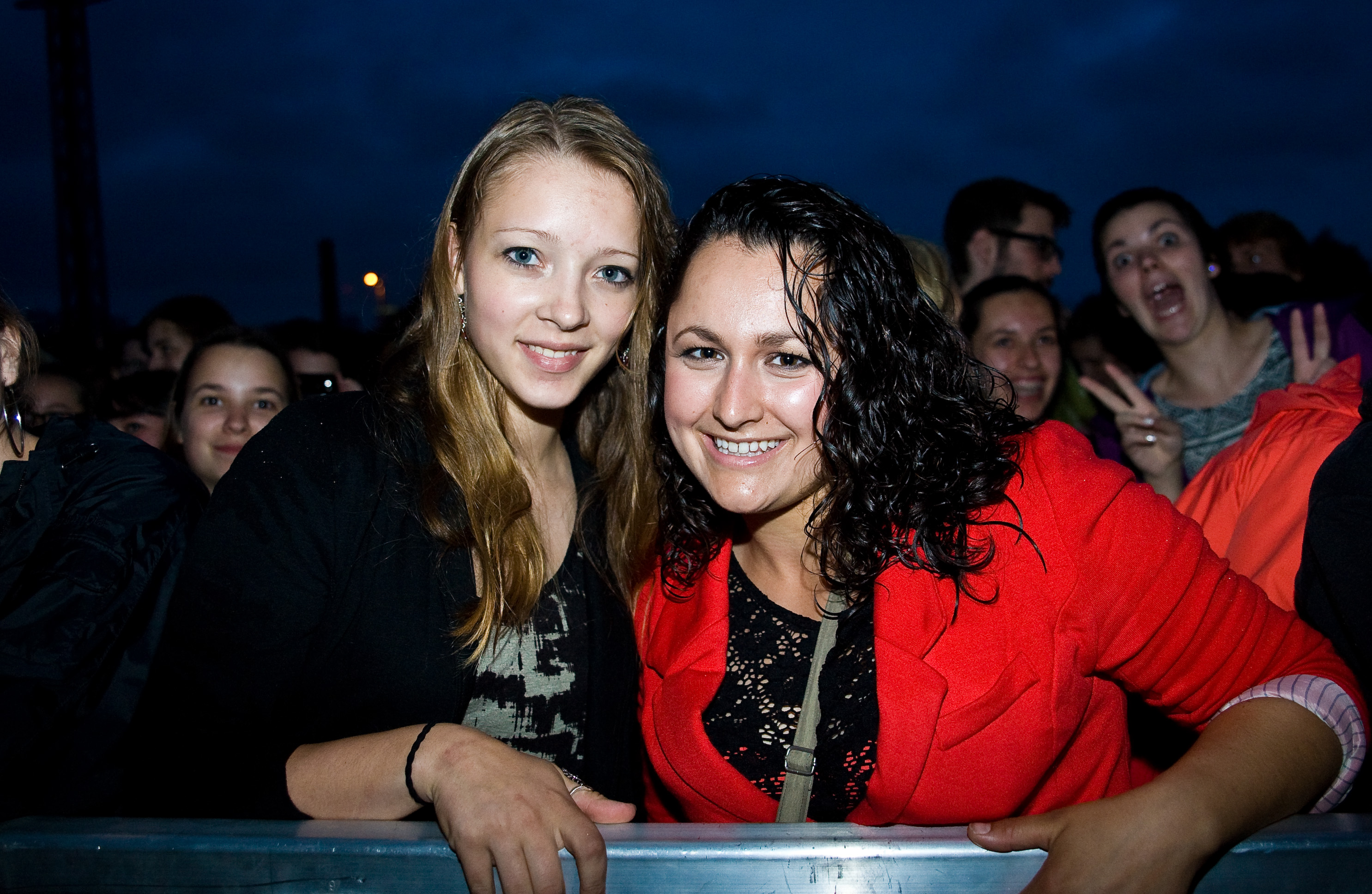 Autant de parapluies que d'énergie au spectacle de Foster the People au Canal Lachine