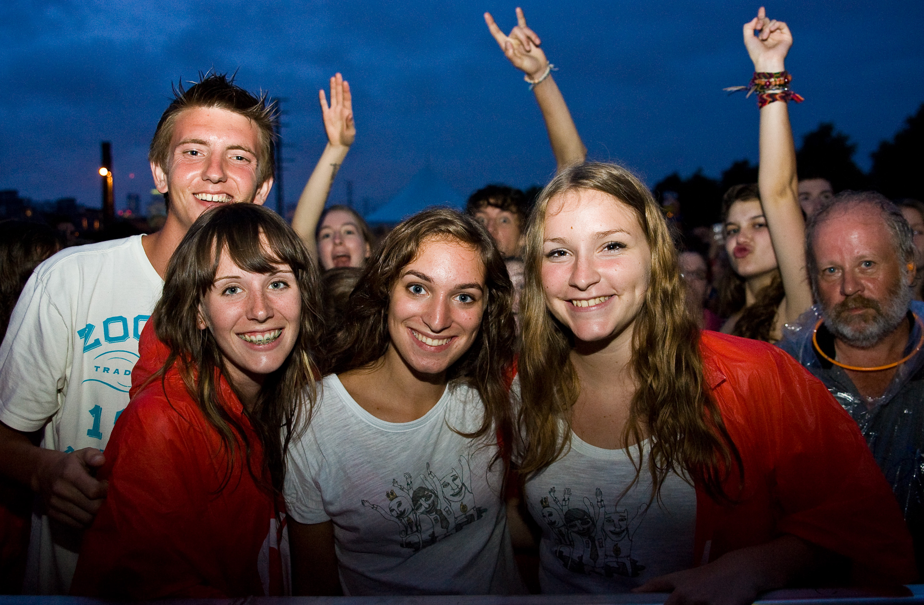 Autant de parapluies que d'énergie au spectacle de Foster the People au Canal Lachine
