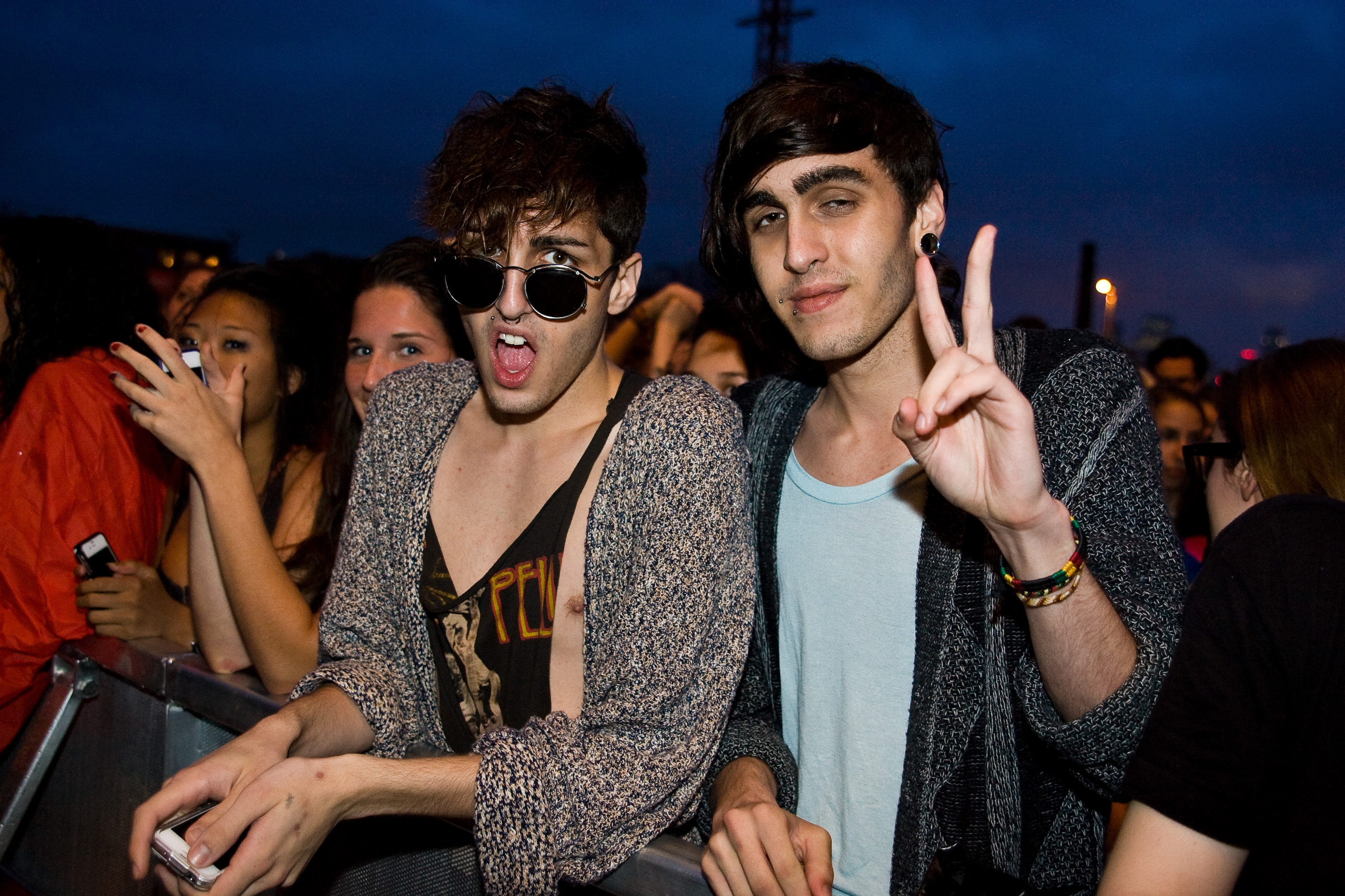 Autant de parapluies que d'énergie au spectacle de Foster the People au Canal Lachine