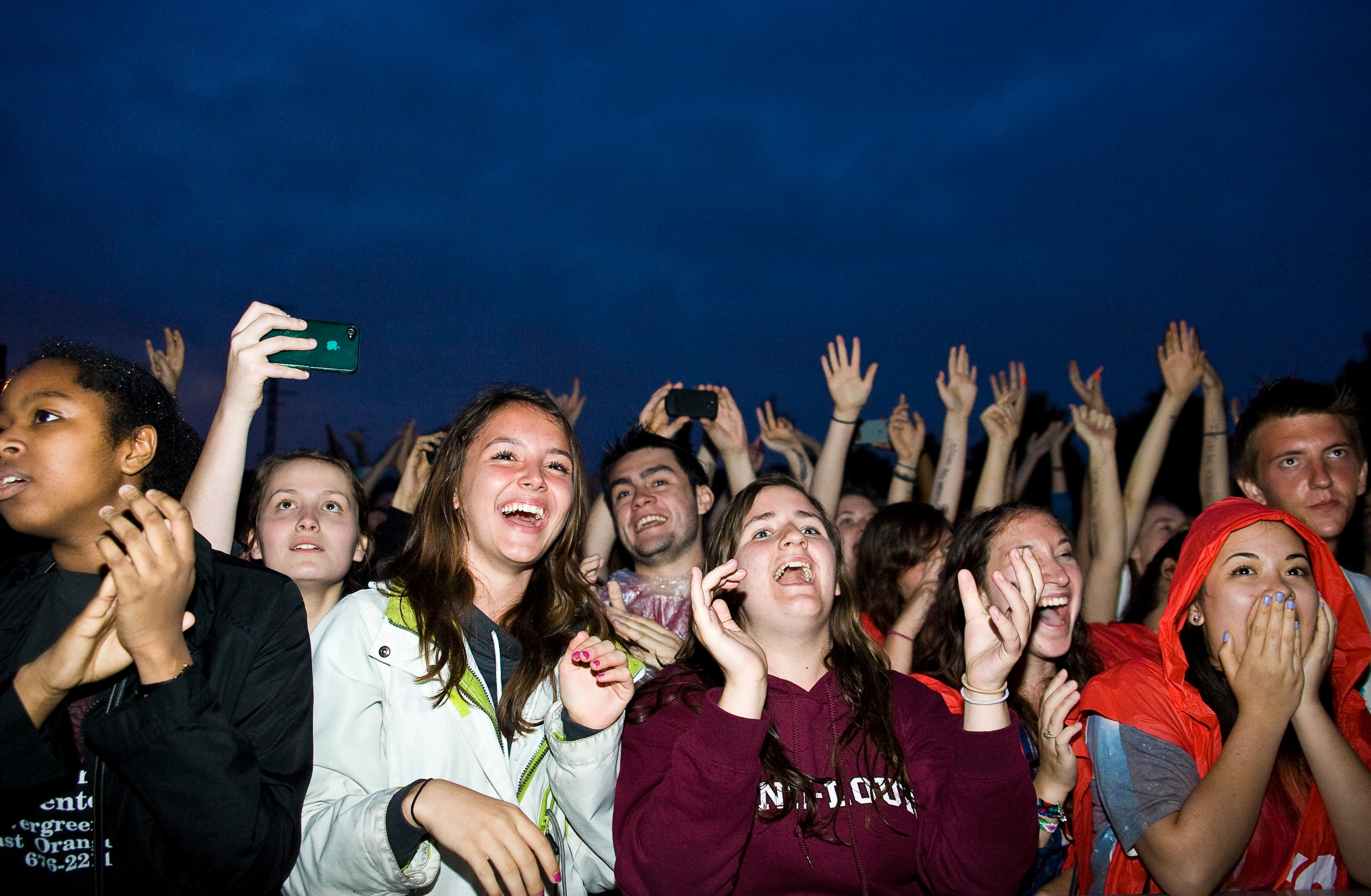 Autant de parapluies que d'énergie au spectacle de Foster the People au Canal Lachine