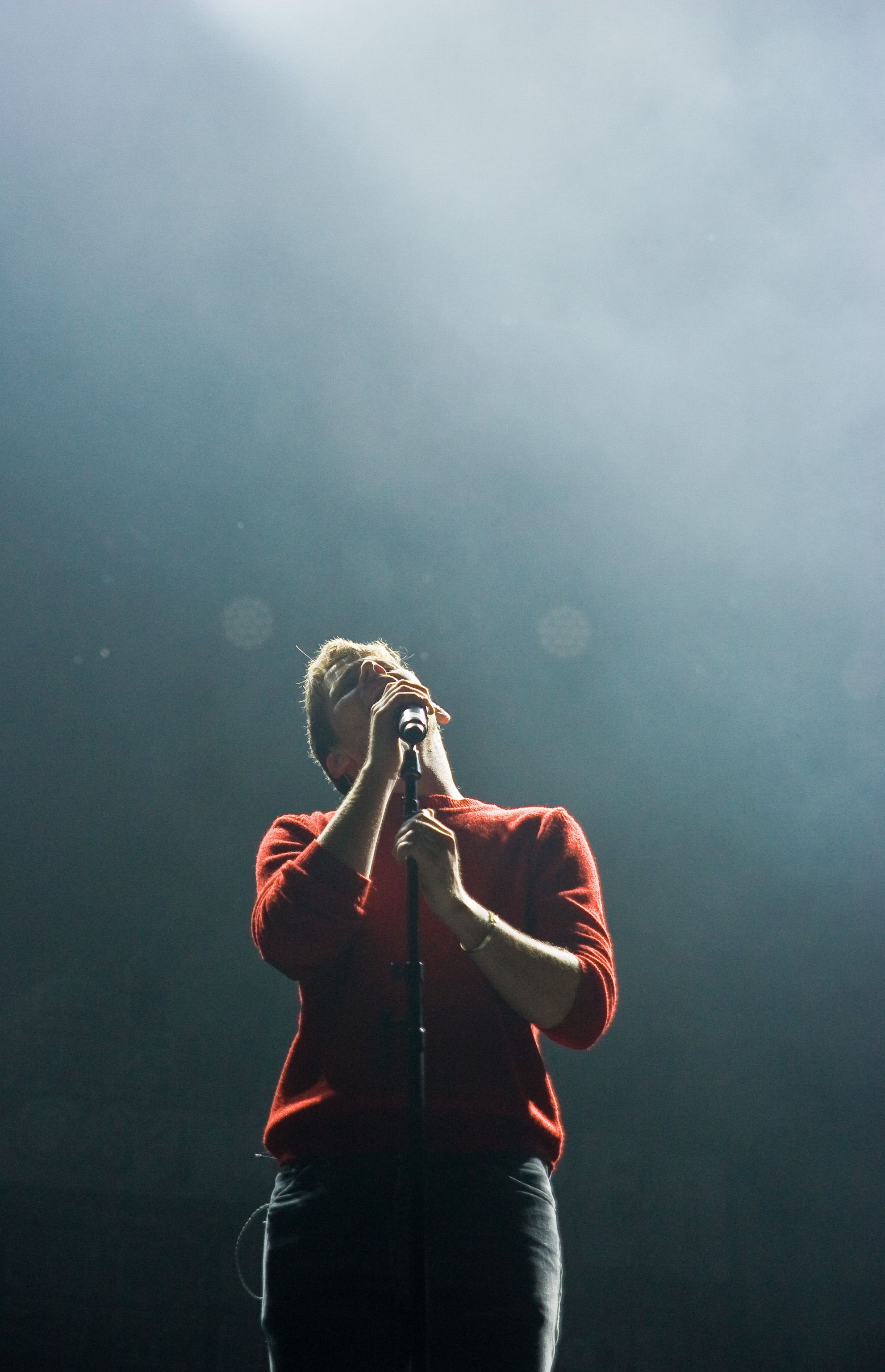 Autant de parapluies que d'énergie au spectacle de Foster the People au Canal Lachine