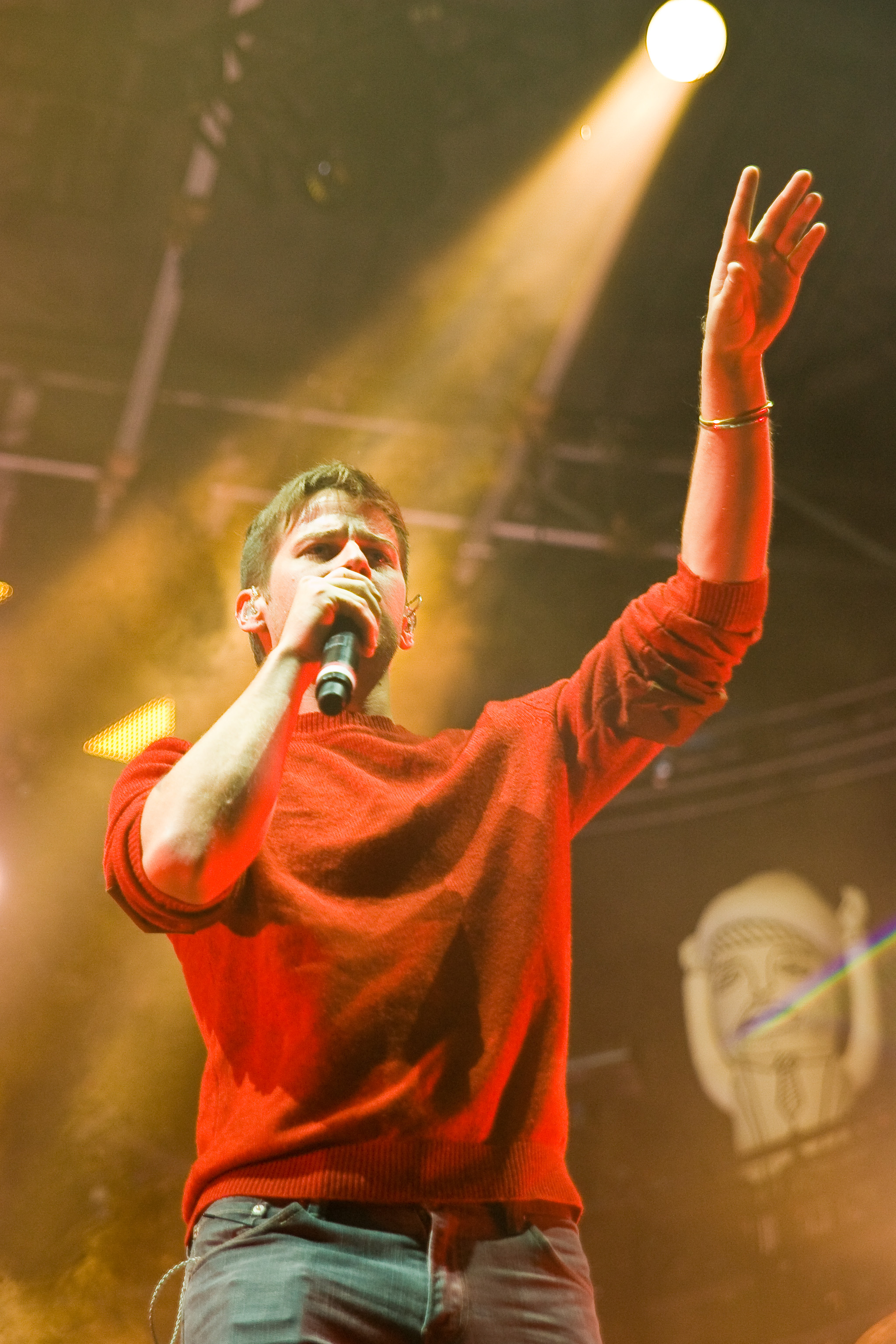 Autant de parapluies que d'énergie au spectacle de Foster the People au Canal Lachine