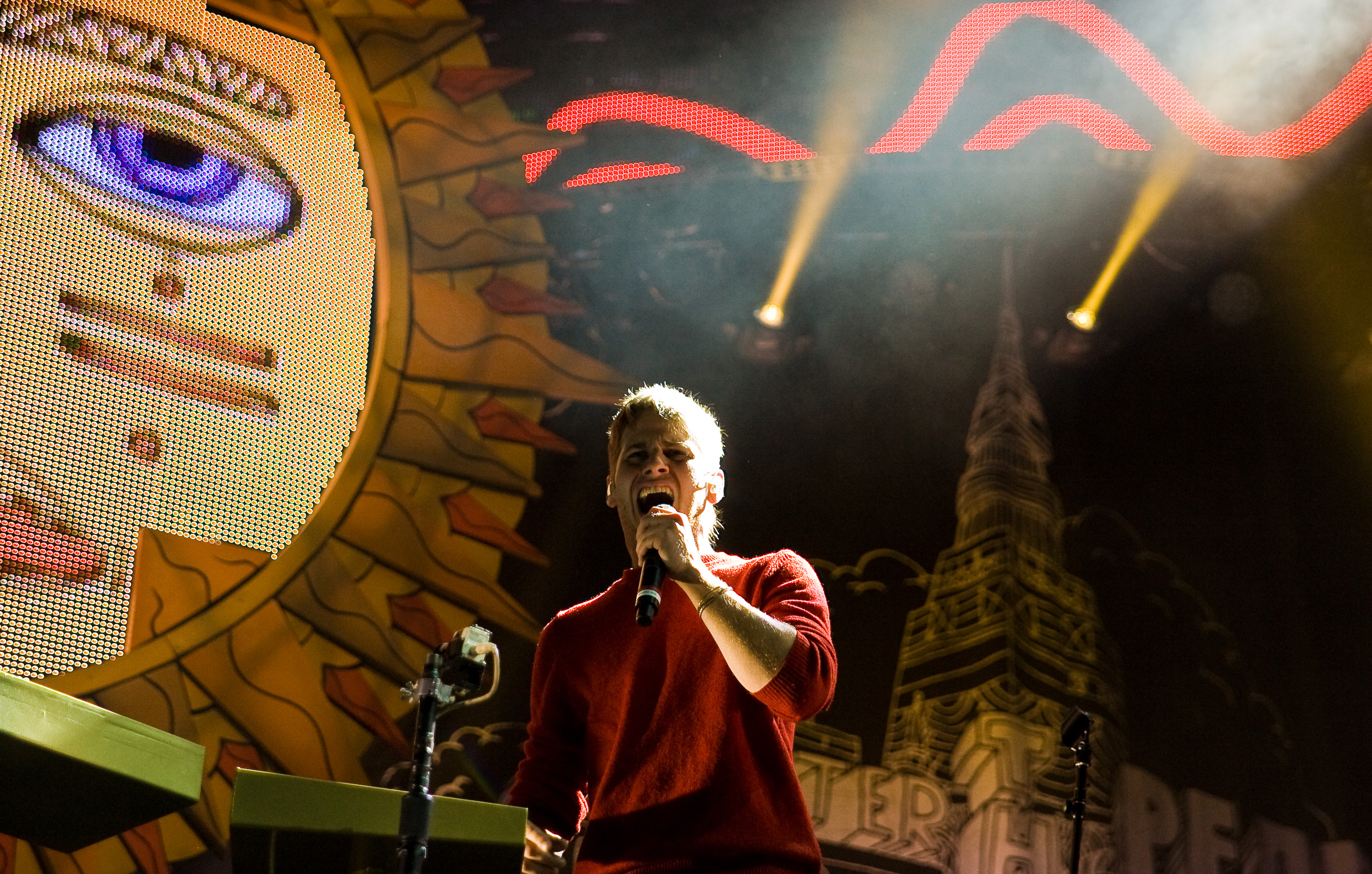 Autant de parapluies que d'énergie au spectacle de Foster the People au Canal Lachine