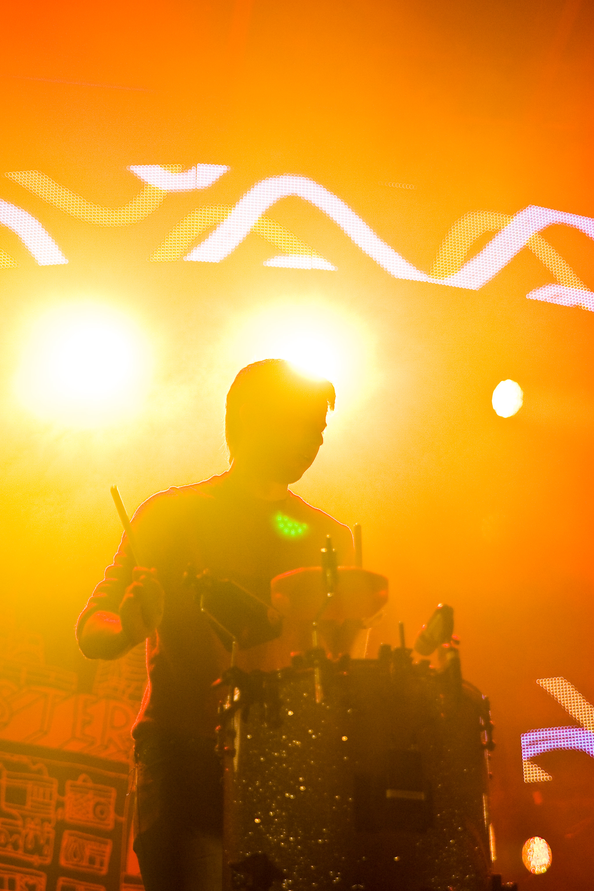 Autant de parapluies que d'énergie au spectacle de Foster the People au Canal Lachine