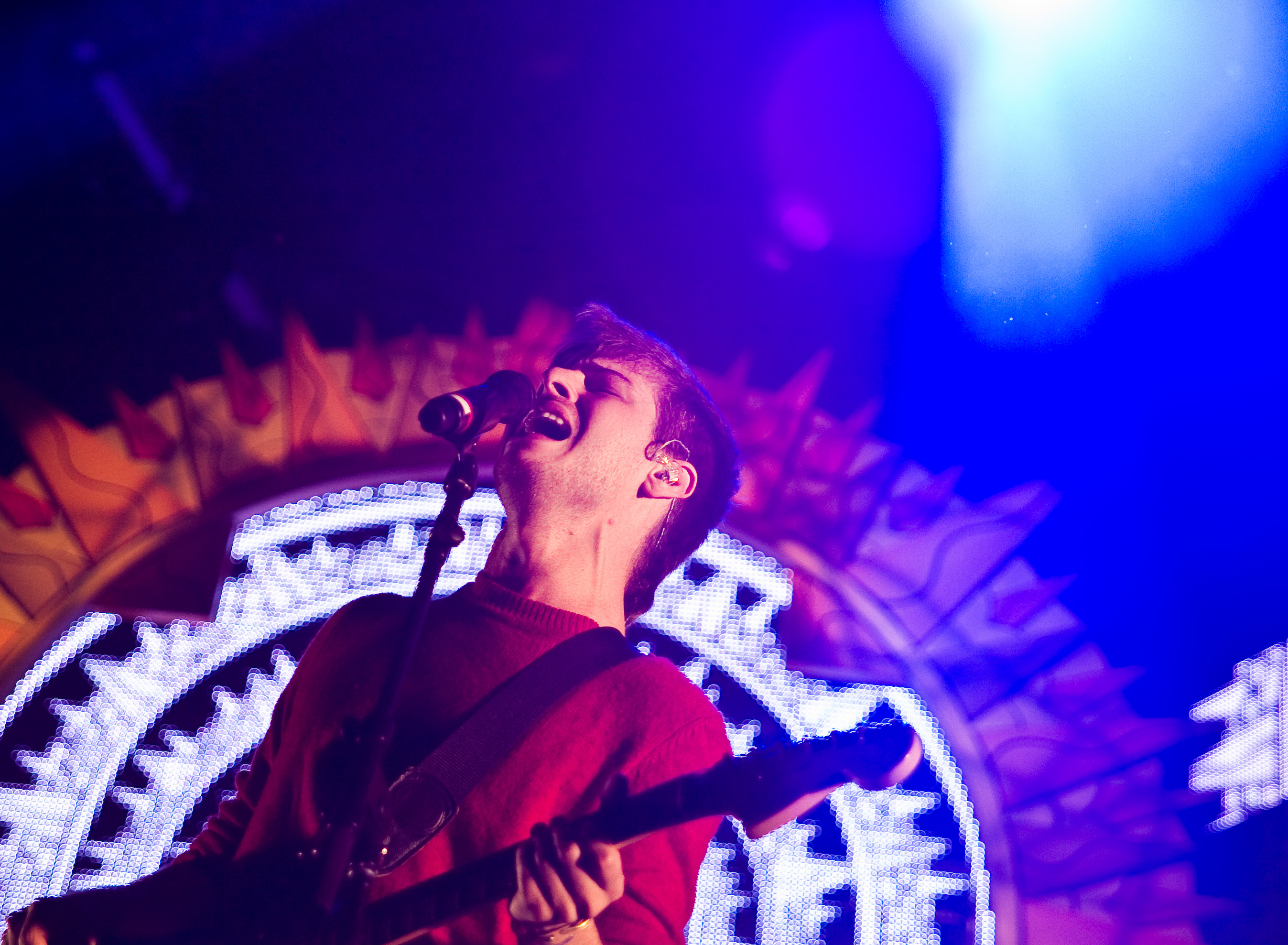 Autant de parapluies que d'énergie au spectacle de Foster the People au Canal Lachine