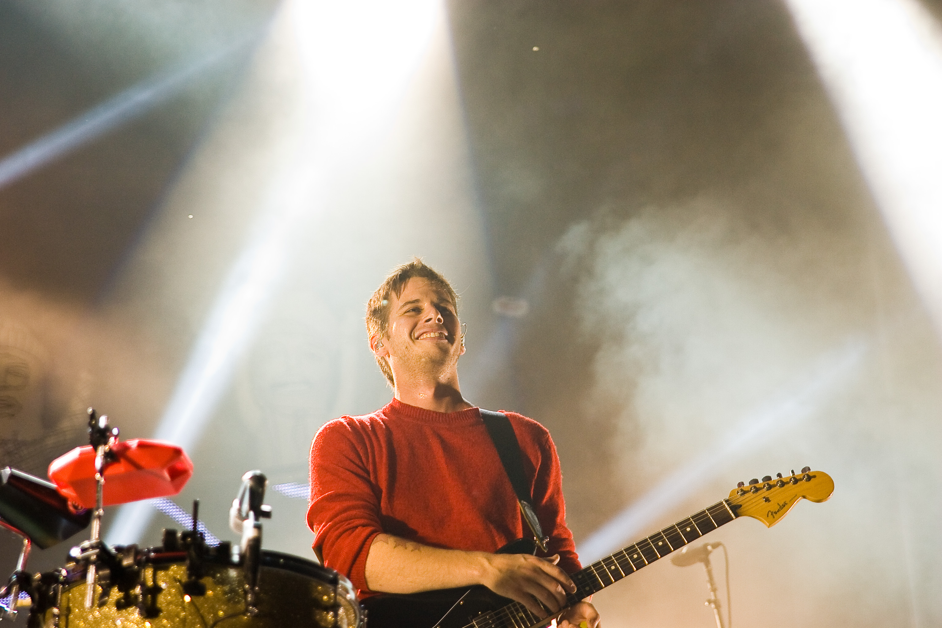 Autant de parapluies que d'énergie au spectacle de Foster the People au Canal Lachine