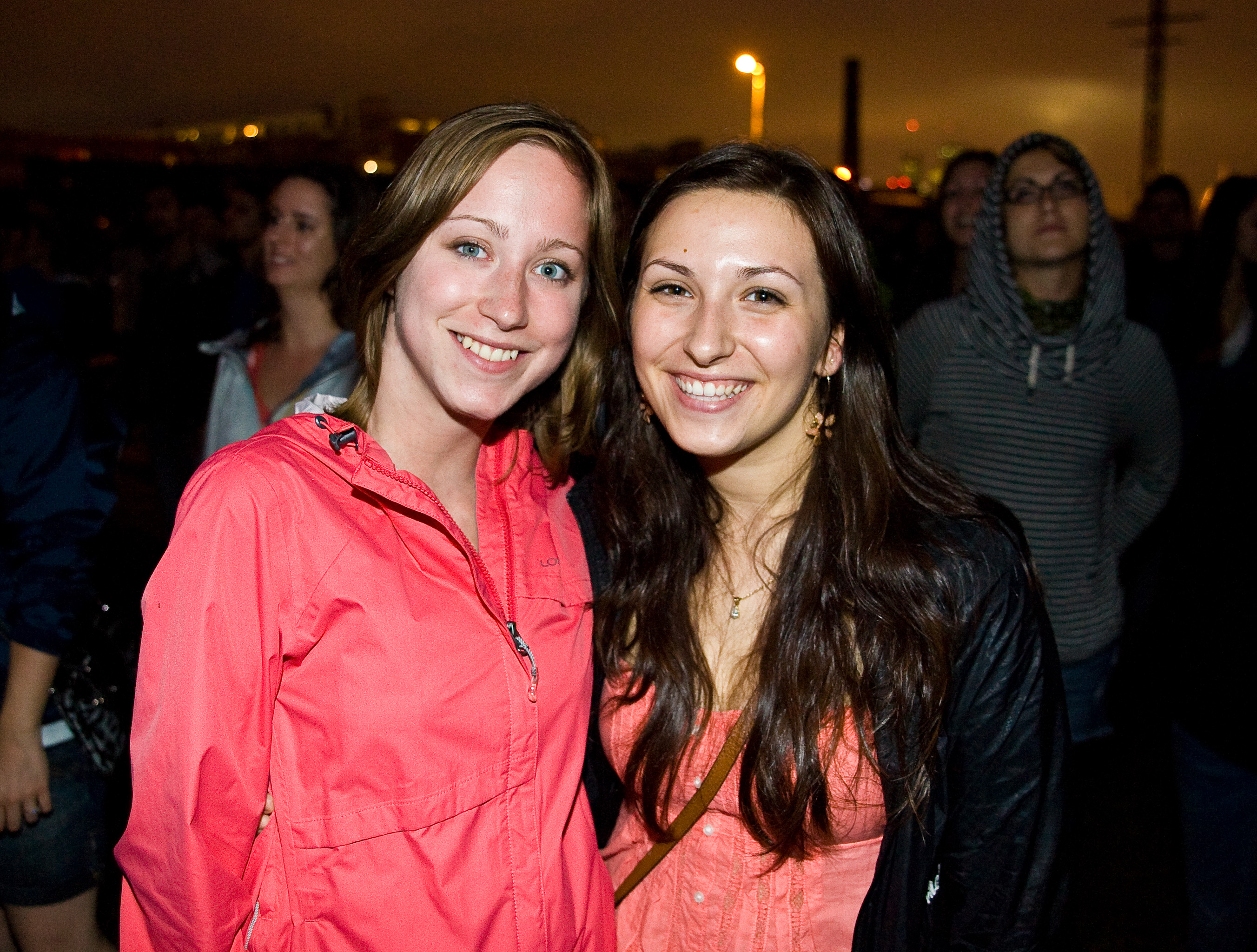Autant de parapluies que d'énergie au spectacle de Foster the People au Canal Lachine